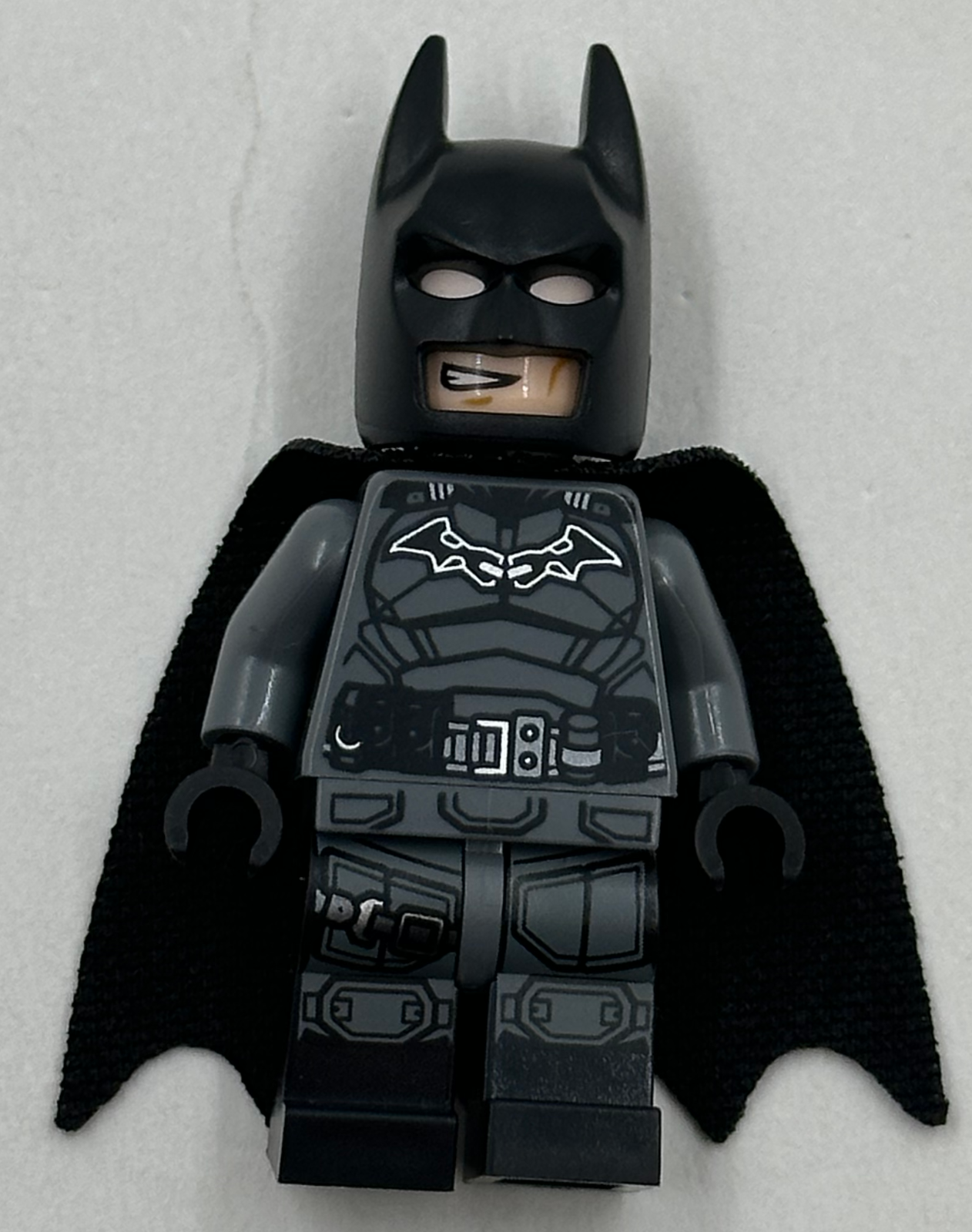 LEGO DC Super Heroes: BATMAN minifigure with sealed cape, never assembled 76181