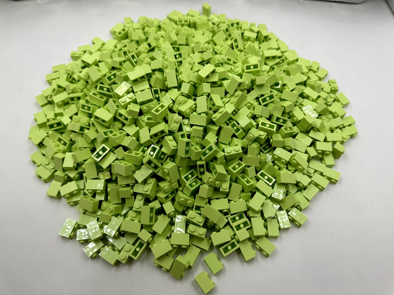 LEGO Pack of 200x New Yellowish Green Brick 1 x 2 BULK BRICKS