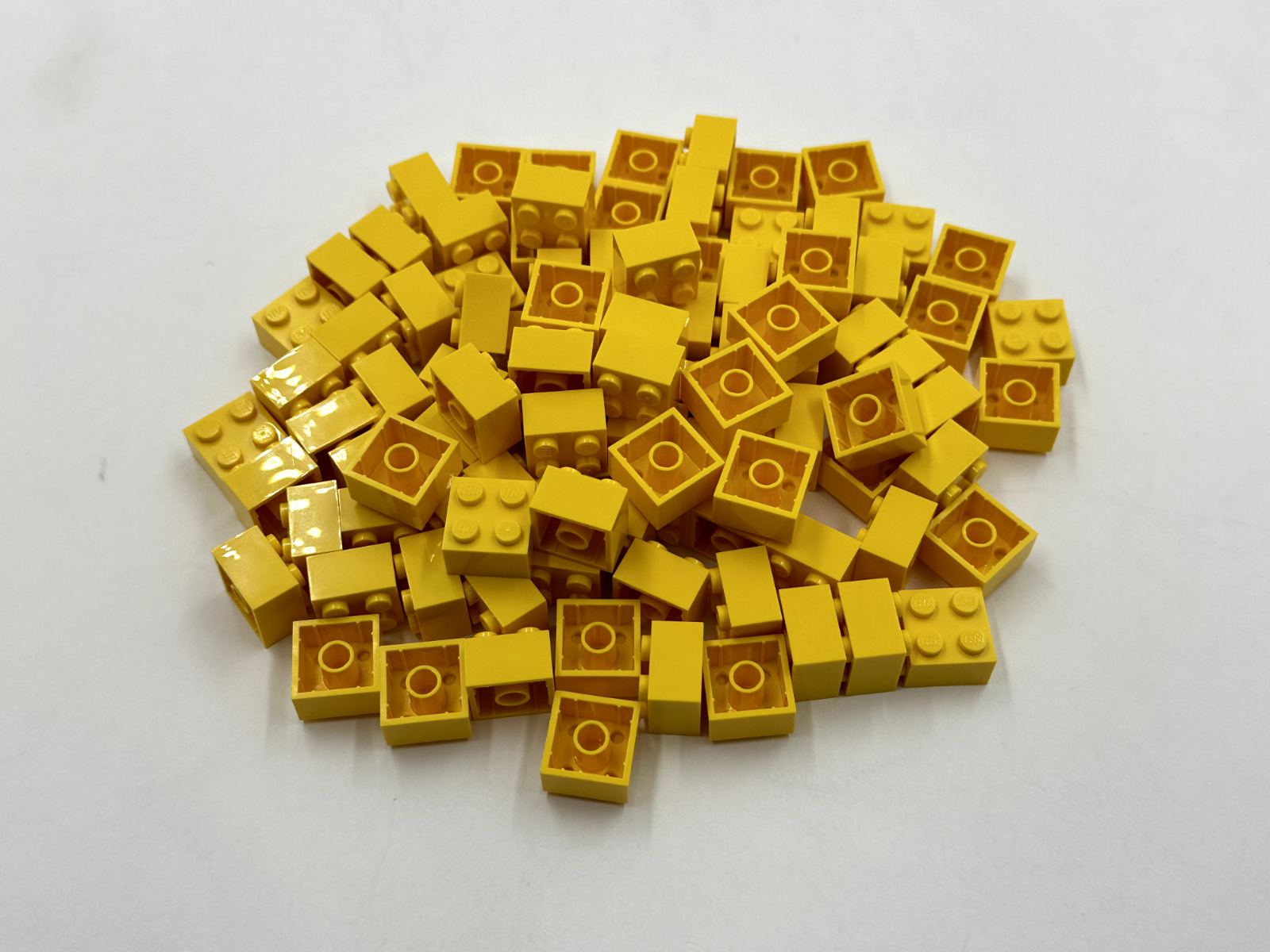 LEGO Pack of 200x New Yellow Brick 2 x 2  BULK BRICKS