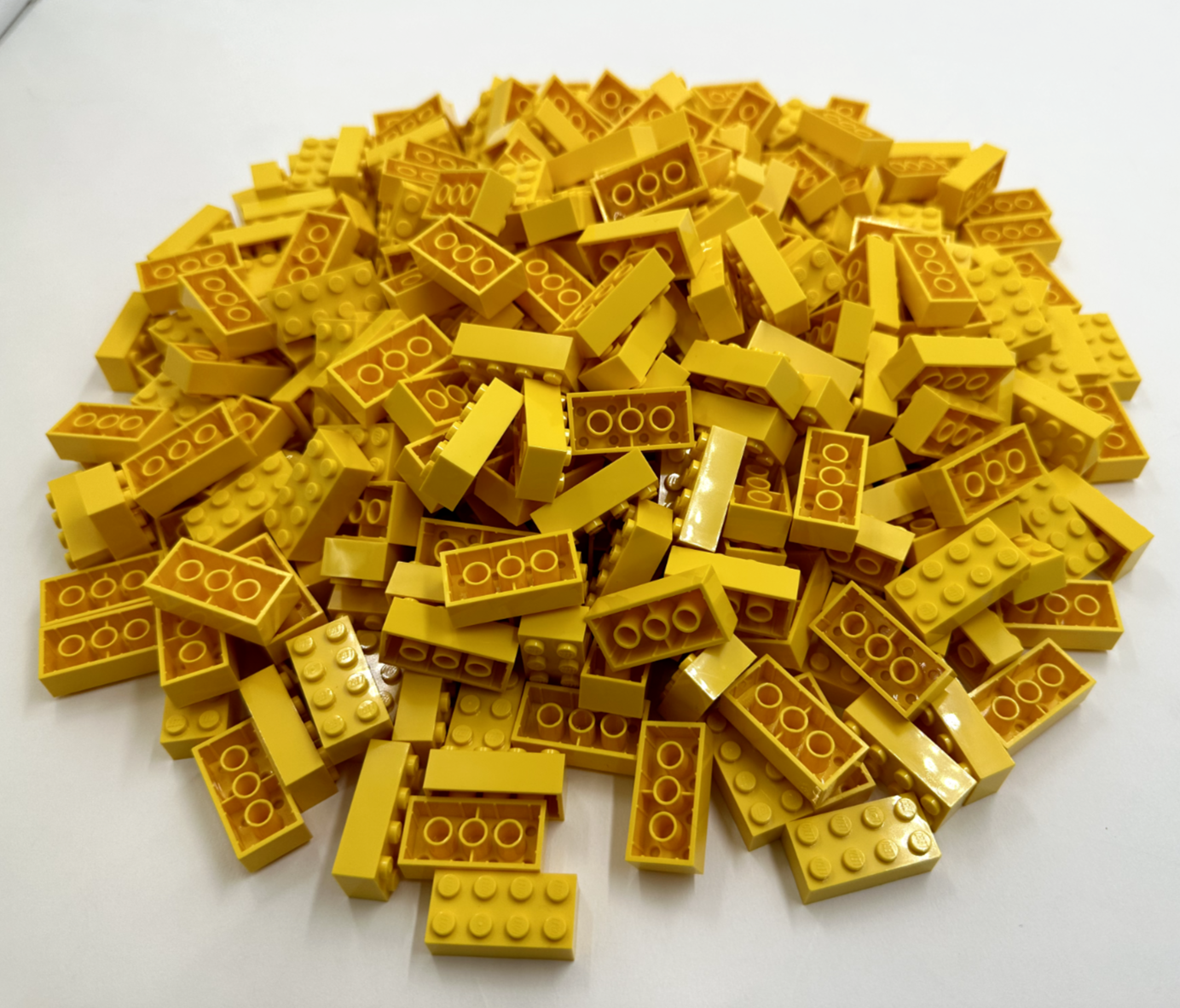 LEGO Pack of 200x New Yellow Brick 2 x 4  BULK BRICKS