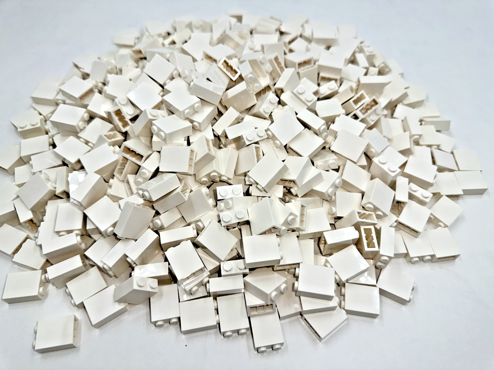 LEGO Pack of 200x New White Brick 1 x 2 x 2 BULK BRICKS