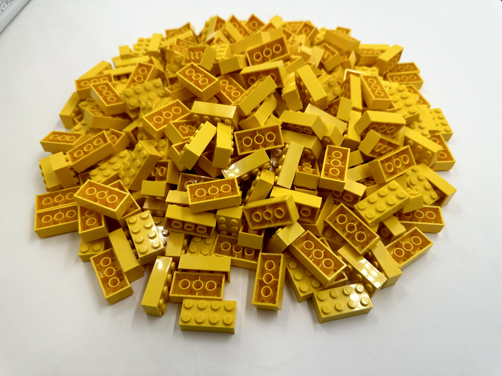 LEGO Pack of 200x New Yellow Brick 2 x 4  BULK BRICKS