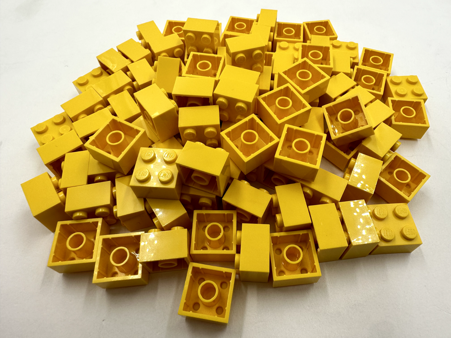 LEGO Pack of 200x New Yellow Brick 2 x 2  BULK BRICKS